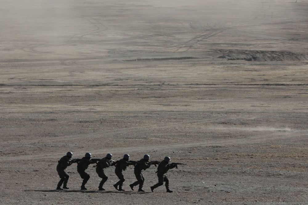 Đội hình tiến công theo một hàng của đặc nhiệm Mông Cổ. Nguồn ảnh: Oikon.