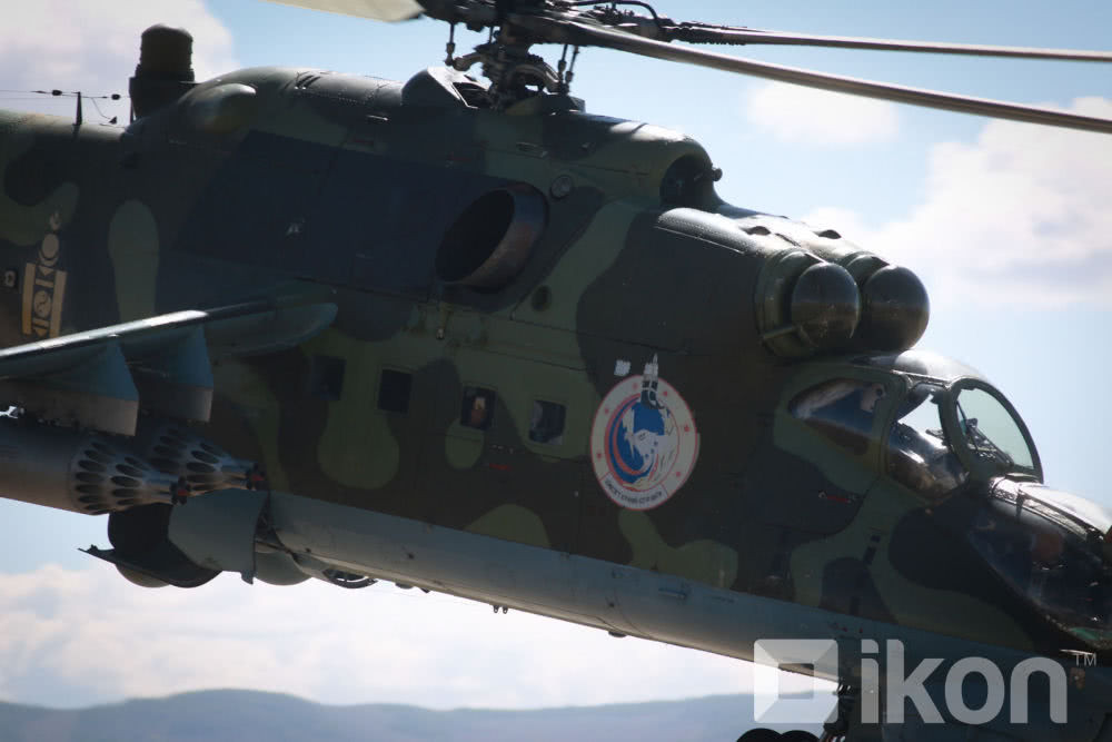 Trực thăng Mi-24 của Lữ đoàn Đặc nhiệm Độc lập Số 16 Quân đội Mông Cổ đang thực hiện bài bay trong một cuộc tập trận vừa mới diễn ra của quân đội nước này. Có thể nhìn thấy ở cửa sổ thứ hai bên hông máy bay, ai đó đang chụp ảnh bằng điện thoại của mình. Nguồn ảnh: Oikon.