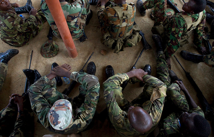 Sierra Leone - quốc gia nổi tiếng với vấn nạn buôn lậu kim cương hàng năm chỉ chi 13 triệu USD cho ngân sách quốc phòng để nuôi 10.750 lính thường trực với... 2 xe tăng chiến đấu và 10 tàu hải quân. Quốc gia này cũng không có chiến đấu cơ. Nguồn ảnh: BI.