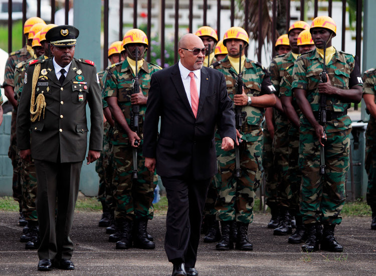 Suriname đứng ở vị trí kế tiếp với đội quân chính quy thường trực chỉ 2270 người. Quốc gia này cũng không có chiến đấu cơ, không có xe tăng chủ lực và chỉ có ba tàu hải quân. Tuy nhiên Suriname vẫn tiêu hết tới 67 triệu USD ngân sách quốc phòng mỗi năm. Nguồn ảnh: BI.