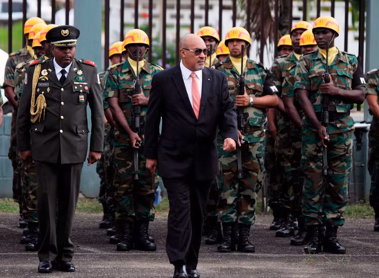 Suriname đứng ở vị trí kế tiếp với đội quân chính quy thường trực chỉ 2270 người. Quốc gia này cũng không có chiến đấu cơ, không có xe tăng chủ lực và chỉ có ba tàu hải quân. Tuy nhiên Suriname vẫn tiêu hết tới 67 triệu USD ngân sách quốc phòng mỗi năm. Nguồn ảnh: BI.