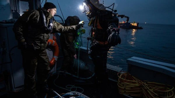 Theo nhiều chuyên gia quân sự, việc chi tiền sửa chữa cho KNM Helge Ingstad là điều bất khả thi vì nó đã bị hỏng quá nặng. Gần như mọi bộ phận điện tử đắt tiền trên khu trục hạm này đều sẽ hỏng hoàn toàn và giá thành thay mới sẽ quá cao. Nguồn ảnh: QQ.