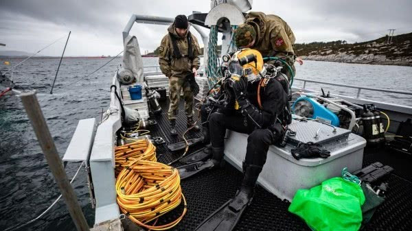 Theo các chuyên gia, mặc dù tàu KNM Helge Ingstad đã mất nguồn cung cấp điện từ lâu. Tuy nhiên do quá trình ngâm nước và sự ăn mòn của nước biển, mọi sự cố đều có thể xảy ra. Nguồn ảnh: QQ.