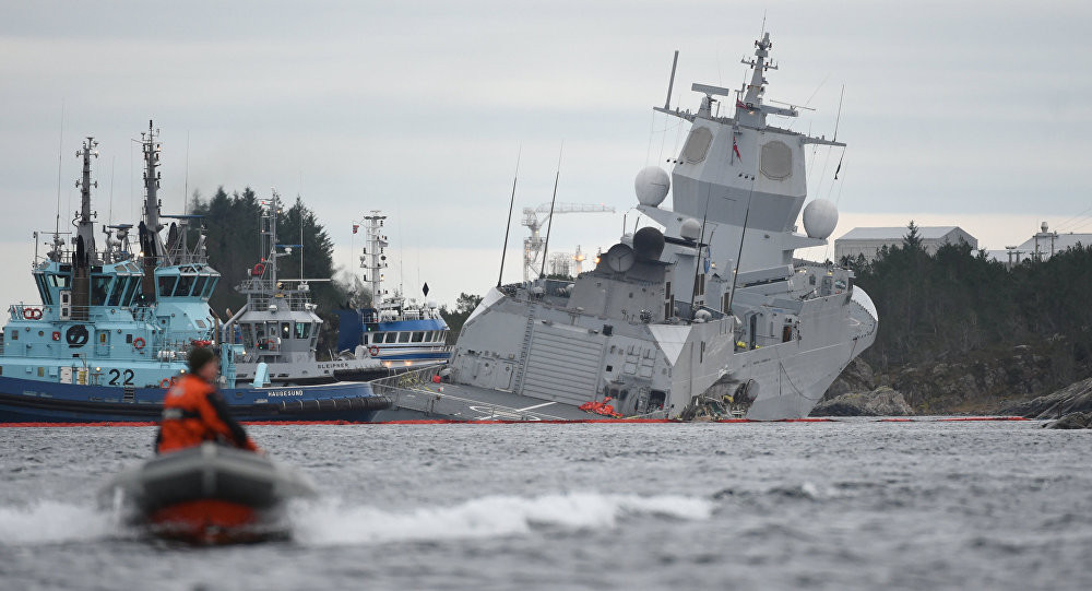 Mặc dù vậy, quá trình ủi bãi của thuyền trưởng tàu KNM Helge Ingstad đã diễn ra không thành công khi khu trục hạm này ủi vào vùng bờ biển lởm chởm vách đá và có độ dốc rất cao. Nguồn ảnh: QQ.