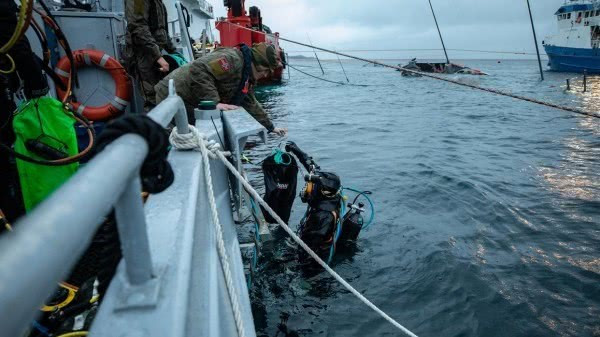 Hiện tại, khu vực chìm khu trục hạm KNM Helge Ingstad vẫn được phong toả, cơ quan chức năng Na Uy vẫn đang tìm cách tiếp cận và tháo hết mọi loại vũ khí trên tàu này trước khi chính thức bắt đầu trục vớt nó. Nguồn ảnh: QQ.