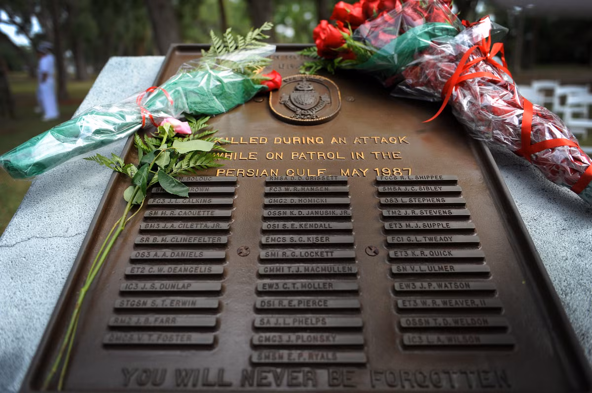 Sự chủ quan của sĩ quan chỉ huy và thuỷ thủ đoàn đã phải trả giá bằng hơn 50 thương vong trong nháy mắt. Khinh hạm USS Stark bị nghiêng hơn 15 độ về mạn trái của nó. Rất may với sự tính toán và điều chỉnh kịp thời hệ thống máy bơm trên tàu, thuỷ thủ đoàn đã cứu được con tàu này khỏi bị lật. Nguồn ảnh: BI.