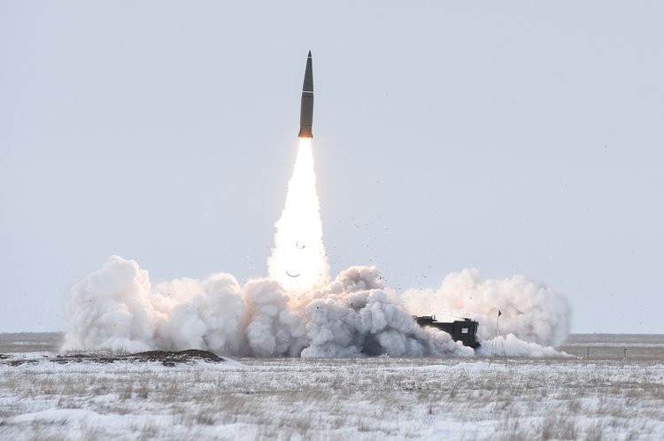 Mặc dù được xếp vào loại tên lửa tầm ngắn, khả năng triển khai của Iskander-M cũng cực kỳ... dị khi nó sẽ phóng lên độ cao gần 50.000 mét so với mặt đất sau đó tách đầu đạn ra khỏi tầng phóng. Đầu đạn sau khi tách khỏi tầm phóng sẽ đâm xuống mục tiêu do lực hút trái đất với tốc độ siêu siêu thanh. Nguồn ảnh: BI.