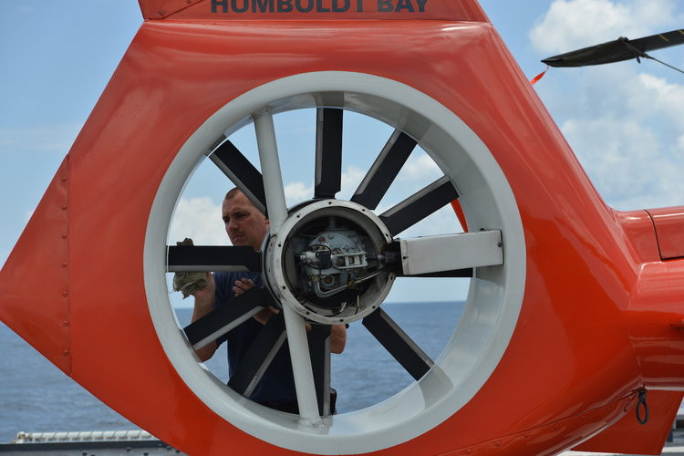 Cánh quạt đuôi của trực thăng MH-65 có cấu tạo cực kỳ đặc biệt. Nguồn ảnh: BI.