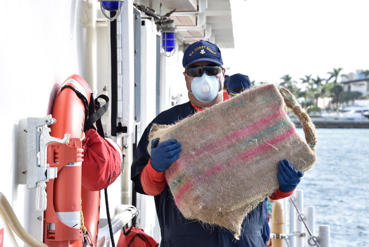 Trong năm 2018 vừa rồi, Tuần duyên Mỹ đã bắt giữ được khoảng 200 tấn ma tuý các loại được vận chuyển vào nước này từ đường biển. Mặc dù vậy. lực lượng này vẫn ước tính đã có khoảng 200 tấn ma tuý các loại được đưa vào Mỹ qua các ngả khác bao gồm đường bộ, đường không hoặc thậm chí là đường biển nhưng tuần duyên Mỹ đã bỏ lọt. Nguồn ảnh: BI.