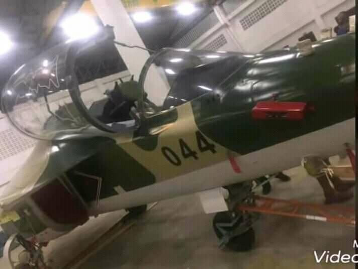 Theo những hình ảnh mới nhất vừa được đăng tải trên BMPD.livejournal, chiếc Không quân Lào vừa tiếp nhận chiếc máy bay Yak-130 đầu tiên từ Nga. Chiếc tiêm kích hạng nhẹ đầu tiên này mang số thân 044. Nguồn ảnh: BMPD