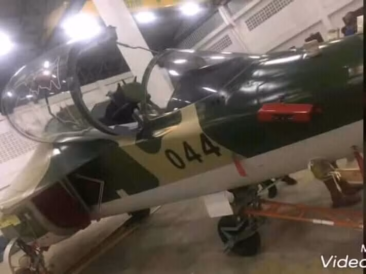 Theo những hình ảnh mới nhất vừa được đăng tải trên BMPD.livejournal, chiếc Không quân Lào vừa tiếp nhận chiếc máy bay Yak-130 đầu tiên từ Nga. Chiếc tiêm kích hạng nhẹ đầu tiên này mang số thân 044. Nguồn ảnh: BMPD