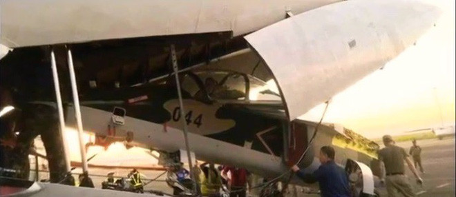 Những hình ảnh trong đoạn video ngắn ngủi cho thấy chiếc tiêm kích Yak-130 của Lào được vận chuyển trên máy bay vận tải loại Il-76TD. Nguồn ảnh: BMPD