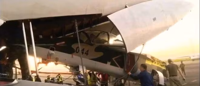 Những hình ảnh trong đoạn video ngắn ngủi cho thấy chiếc tiêm kích Yak-130 của Lào được vận chuyển trên máy bay vận tải loại Il-76TD. Nguồn ảnh: BMPD