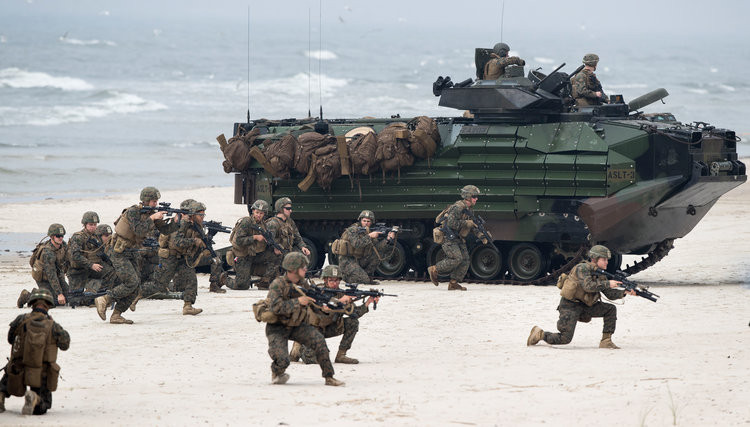 Như với cuộc tập trận Trident Juncture 2018 vừa rồi, Quân đội các nước tham gia diễn tập đặc biệt là Anh, Đức và Mỹ đã lần đầu tiên tính được tốc độ hành quân xuyên quốc gia khi di chuyển từ Đức tới tận Na Uy - điều mà trên lý thuyết khó có thể xác định được và thường phụ thuộc nhiều vào yếu tố khách quan bên ngoài nhiều hơn. Nguồn ảnh: BI.