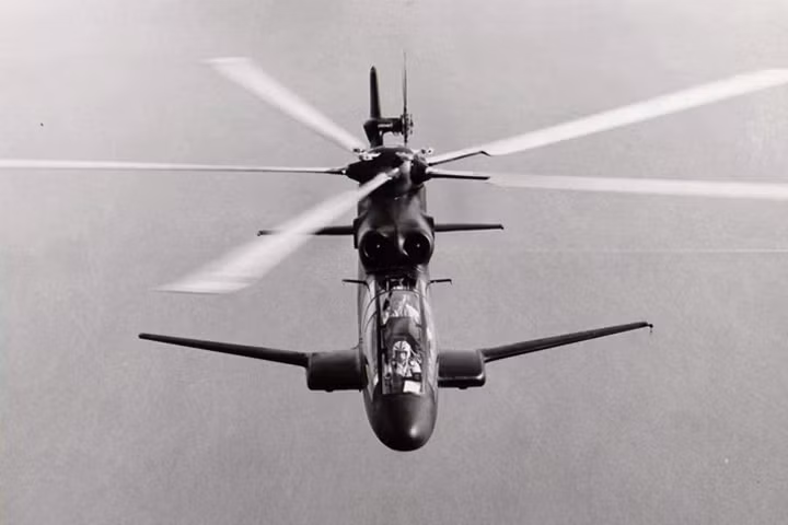 Thiết kế "siêu mỏng cánh" của trực thăng tấn công Sikorsky S-67 Blackhawk do hãng Sikorsky phát triển suýt chút nữa đã trở thành huyền thoại, đánh bật Apache trở thành trực thăng tấn công phổ biến nhất thế giới nếu như nó không gặp phải một tai nạn chết người do phô diễn khả năng bay một cách thái quá của phi công thử nghiệm. Nguồn ảnh: Common.