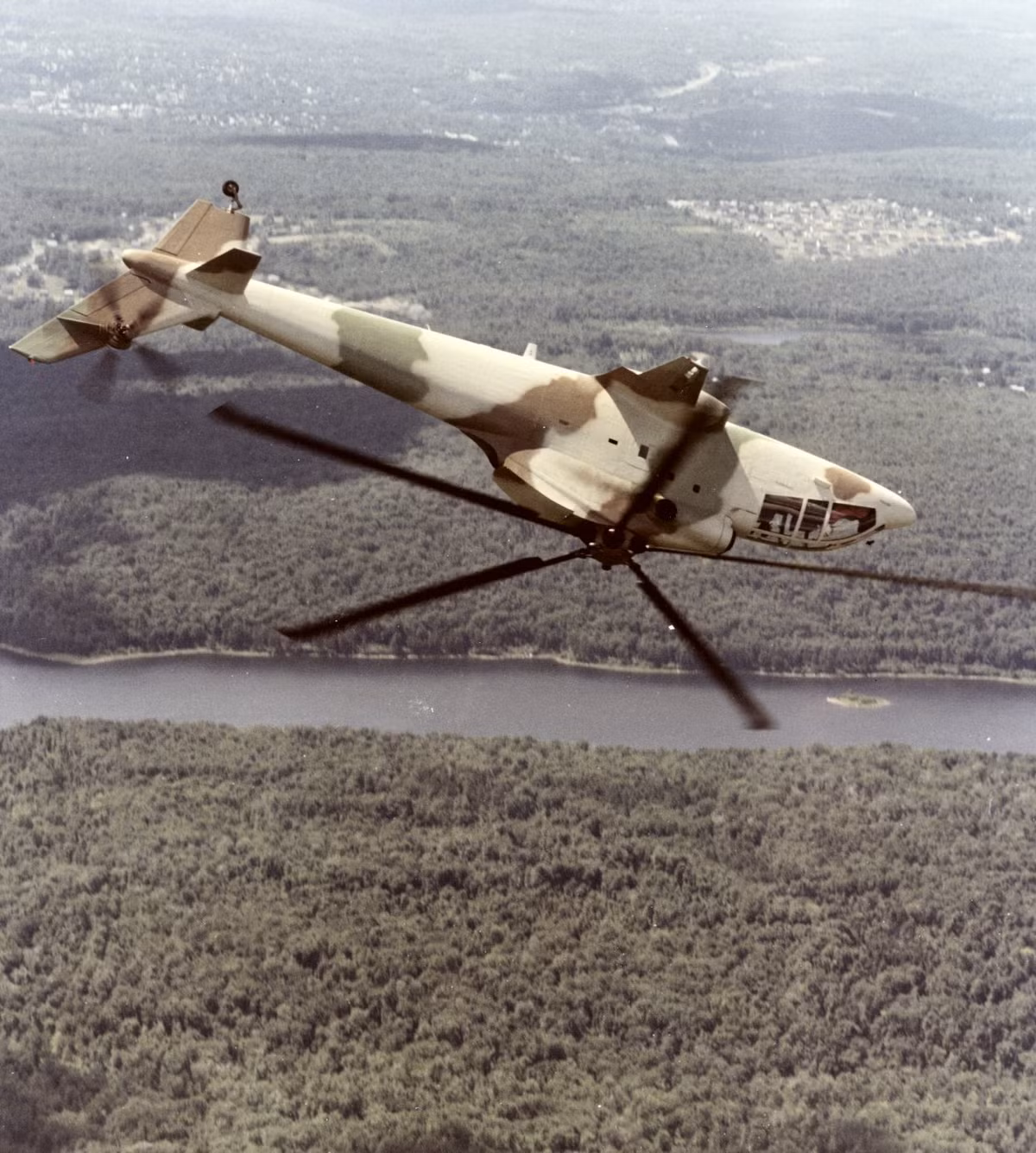 Với S-67, đáng lẽ ra số phận của nó đã không kết thúc sớm nếu như trong một màn bay thử diễn ra vào năm 1974 không trở thành thảm hoạ khi nguyên mẫu S-67 duy nhất bị phá huỷ, giết chết cả hai thành viên kíp lái bay thử ngày hôm đó. Nguồn ảnh: Pinterest.