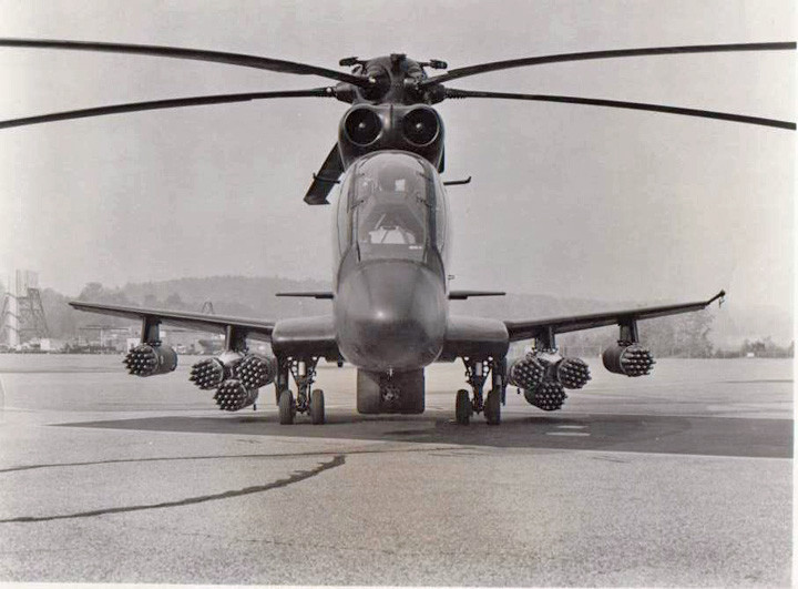 Cất cánh thử lần đầu tiên vào năm 1970, trực thăng tấn công S-67 được thiết kế để không những có thể tham gia các nhiệm vụ giao tranh mà nó còn được thiết kế để chở quân như chiếc Mi-24 lưỡng dụng của Liên Xô. Loại trực thăng này được cho là có thể chở tới 8 lính với đầy đủ trang bị vũ khí trong khoang chứa của nó. Nguồn ảnh: Wiki.