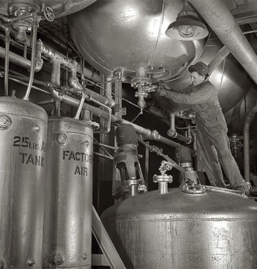 Một trong những phát minh quan trọng hơn cả động cơ phản lực, ảnh hưởng trực tiếp tới diện mạo của nền công nghiệp sau này đó chính là sản xuất cao su từ quá trình lọc dầu. Trước tiên, cần phải khẳng định là ở khắp cõi châu Âu hoàn toàn không có cao su trong khi đây là thứ vật liệu không thể thiếu để sản xuất lốp xe. Nguồn ảnh: Warhistory.