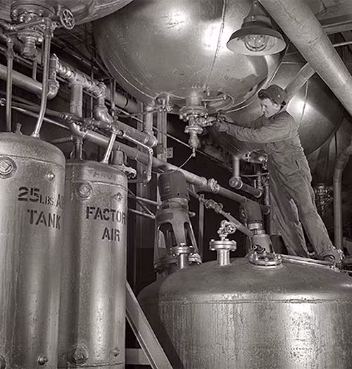 Một trong những phát minh quan trọng hơn cả động cơ phản lực, ảnh hưởng trực tiếp tới diện mạo của nền công nghiệp sau này đó chính là sản xuất cao su từ quá trình lọc dầu. Trước tiên, cần phải khẳng định là ở khắp cõi châu Âu hoàn toàn không có cao su trong khi đây là thứ vật liệu không thể thiếu để sản xuất lốp xe. Nguồn ảnh: Warhistory.