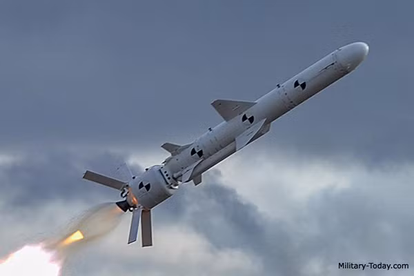 Hôm 5/12 vừa qua, Ukraine đã phóng thử nghiệm thành công tên lửa chống hạm Neptun do nước này tự sản xuất. Trong cuộc thử nghiệm này, tên lửa Neptun đã đánh trúng mục tiêu ở khoảng cách 280 km. Nguồn ảnh: Militarytoday.