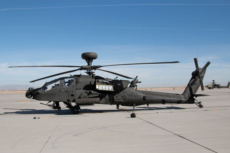 Apache AH-64 được trang bị vũ khí bao gồm tên lửa Hellfire, pháo phản lực phóng loạt 70mm và một khẩu pháo 30mm nhắm theo góc nhìn của phi công cực kỳ nguy hiểm. Ngoài ra loại trực thăng này cũng cung cấp khả năng đối không khi được mang theo các tên lửa Sidewinder. Nguồn ảnh: BI.