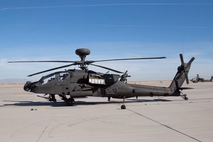 Apache AH-64 được trang bị vũ khí bao gồm tên lửa Hellfire, pháo phản lực phóng loạt 70mm và một khẩu pháo 30mm nhắm theo góc nhìn của phi công cực kỳ nguy hiểm. Ngoài ra loại trực thăng này cũng cung cấp khả năng đối không khi được mang theo các tên lửa Sidewinder. Nguồn ảnh: BI.