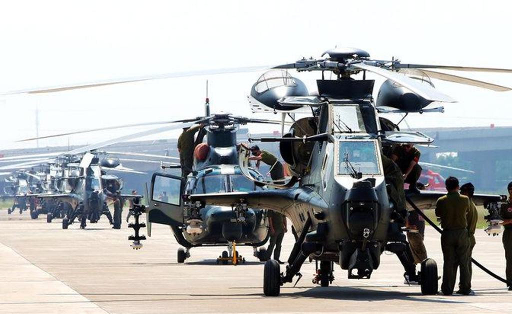 Tiếp theo là trực thăng tấn công Z-10 của Trung Quốc. Loại trực thăng có khả năng leo tới độ cao hơn 6400 mét và đối phó được với gần như mọi loại mục tiêu nhờ khả năng mang vũ khí tuyệt vời của nó. Nguồn ảnh: BI.