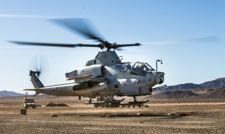 Loại trực thăng này có khả năng mang theo tên lửa không đối đất Hellfire kèm theo khẩu pháo 20mm đủ sức để nó tiêu diệt các mục tiêu thiết giáp hạng nhẹ. Khả năng không đối không của AH-1Z cũng không phải là dạng vừa với tên lửa Sidewinder. Nguồn ảnh: BI.