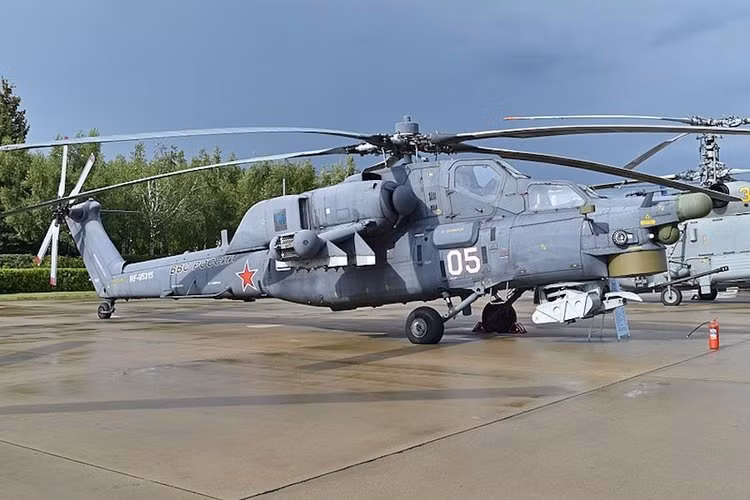 Mi-28 Havoc có trang bị vũ khí bao gồm pháo phản lực phóng loạt 80mm hoặc ống phóng pháo phản lực 122mm cùng pod pháo có thể thay đổi được từ cỡ nòng 23mm cho tới 7,62mm và một khẩu pháo 30mm nòng đơn trước mũi. Nguồn ảnh: BI.