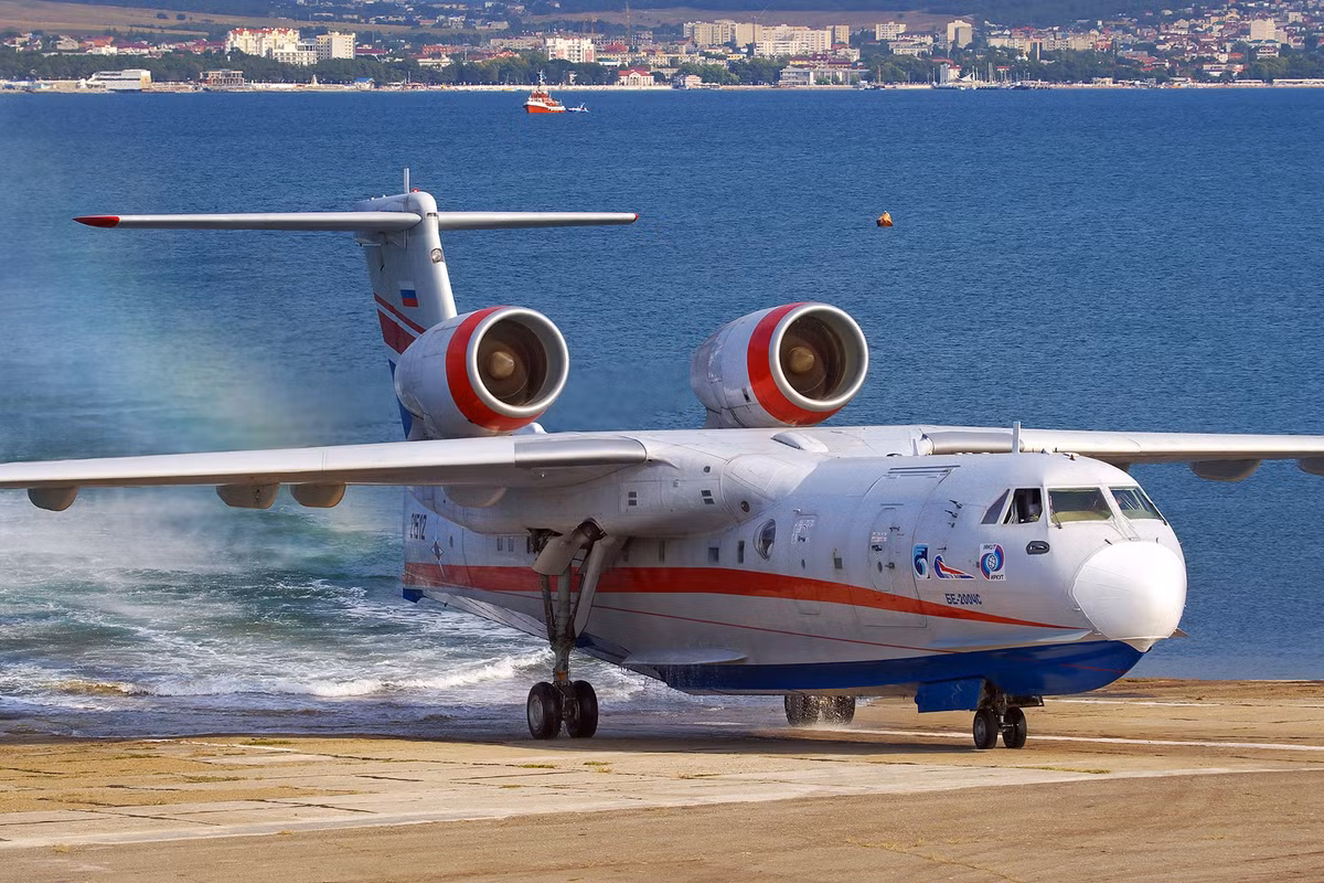 Be-200 có tốc độ tối đa 700 km/h, tốc độ hành trình đạt 560 km/h và tốc độ tiết kiệm nhiên liệu là 550 km/h. Thuỷ phi cơ Be-200 có tốc độ hạ cánh theo khuyến cáo của nhà sản xuất là 200 km/h và tốc độ tối thiểu để cất cánh là 220 km/h. Nguồn ảnh: Beriev.