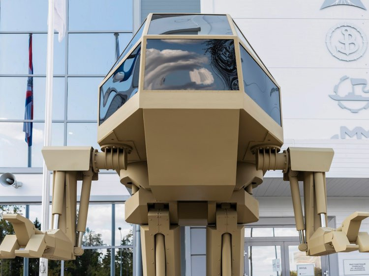 Robot mang tên Igorek được Kalashnikov trưng bày tại gian hàng của nước này trong khuôn khổ Army-2018 vừa diễn ra tại Moscow. Tuy Kalashnikov đã úp mở về việc có thể sẽ sản xuất ra robot trong tương lai nhưng rõ ràng với hình dáng như thế này, robot của Kalashnikov sẽ khó có thể hoạt động được. Nguồn ảnh: BI.