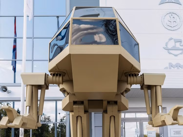 Robot mang tên Igorek được Kalashnikov trưng bày tại gian hàng của nước này trong khuôn khổ Army-2018 vừa diễn ra tại Moscow. Tuy Kalashnikov đã úp mở về việc có thể sẽ sản xuất ra robot trong tương lai nhưng rõ ràng với hình dáng như thế này, robot của Kalashnikov sẽ khó có thể hoạt động được. Nguồn ảnh: BI.