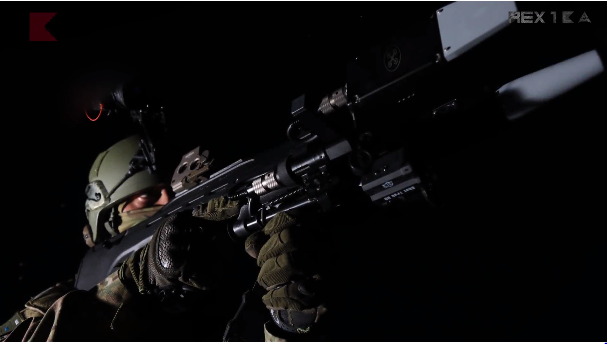 Thiết bị súng chống UAV (máy bay không người lái) của Kalashnikov mang tên REX-1 được coi là loại súng tiêu diệt máy bay điều khiển từ xa hiện đại nhất ngày nay khi nó không những khiến nhiễu sóng điều khiển làm máy bay mất khả năng bay mà thậm chí còn làm cháy linh kiện điện tử của máy bay, khiến chúng không thể sử dụng được nữa. Nguồn ảnh: BI.