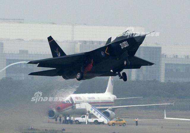 Thực tế thì khả năng mang vũ khí của FC-31 hay còn có tên gọi khác là chiến đấu cơ J-31 chỉ kém F-35 đúng 100 kg với một bên tối đa 8,1 tấn; một bên tối đa 8 tấn. Nguồn ảnh: Sina.