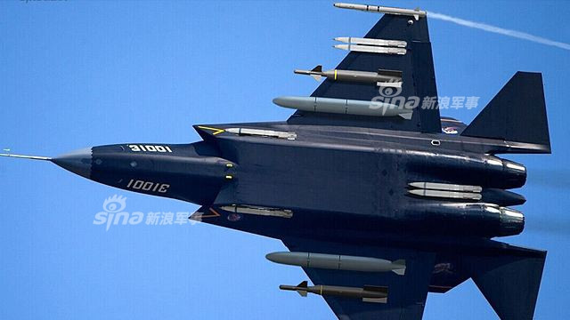 Theo nhiều chuyên gia quân sự để có khả năng tương thích và hoạt động được trên tàu sân bay, FC-31 sẽ cần thiết kế cánh gập vào được và móc hãm đà để hạ cánh. Loại chiến đấu cơ này từng được Trung Quốc quảng cáo là có khả năng mang vũ khí tương đương với F-35 khi ở chế độ không tàng hình. Nguồn ảnh: Sina.