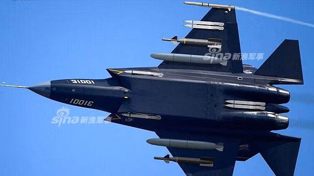 Theo nhiều chuyên gia quân sự để có khả năng tương thích và hoạt động được trên tàu sân bay, FC-31 sẽ cần thiết kế cánh gập vào được và móc hãm đà để hạ cánh. Loại chiến đấu cơ này từng được Trung Quốc quảng cáo là có khả năng mang vũ khí tương đương với F-35 khi ở chế độ không tàng hình. Nguồn ảnh: Sina.