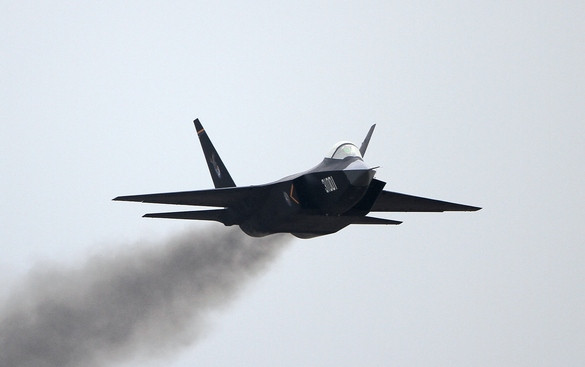 Chiến đấu cơ thế hệ 5 FC-31 được cho là bay với động cơ WS-13 do nước này tự sản xuất và kết quả là động cơ này xả khói đen nghi ngút khi FC-31 hoạt động. Nguồn ảnh: Sina.