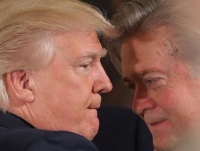 Ngày 18-8-2017: Steve Bannon, Chiến lược gia Nhà Trắng (ảnh phải)