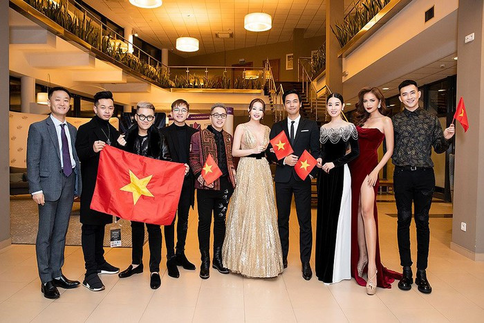 Rất đông bạn bè thân thiết, đồng nghiệp đã bay sang Ba Lan để cổ vũ cho Minh Tú trong đêm chung kết.