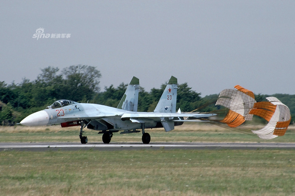 Ngày 10/7/1992 - nghĩa là gần một năm sau khi Liên Xô tan rã, các Không quân Nga mới huy động đủ lực lượng hậu cần, phi công và nhiên liệu để đưa 39 chiến đấu cơ Su-27 của Nga từ căn cứ này về nước. Nguồn ảnh: Sina.