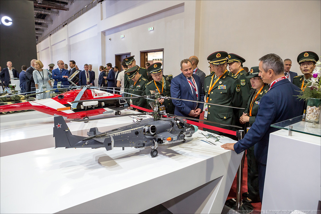 Quan chức quốc phòng Trung Quốc có mặt tại cuộc triển lãm này và dường như rất quan tâm tới vũ khí Nga. Nguồn ảnh: BMDP.