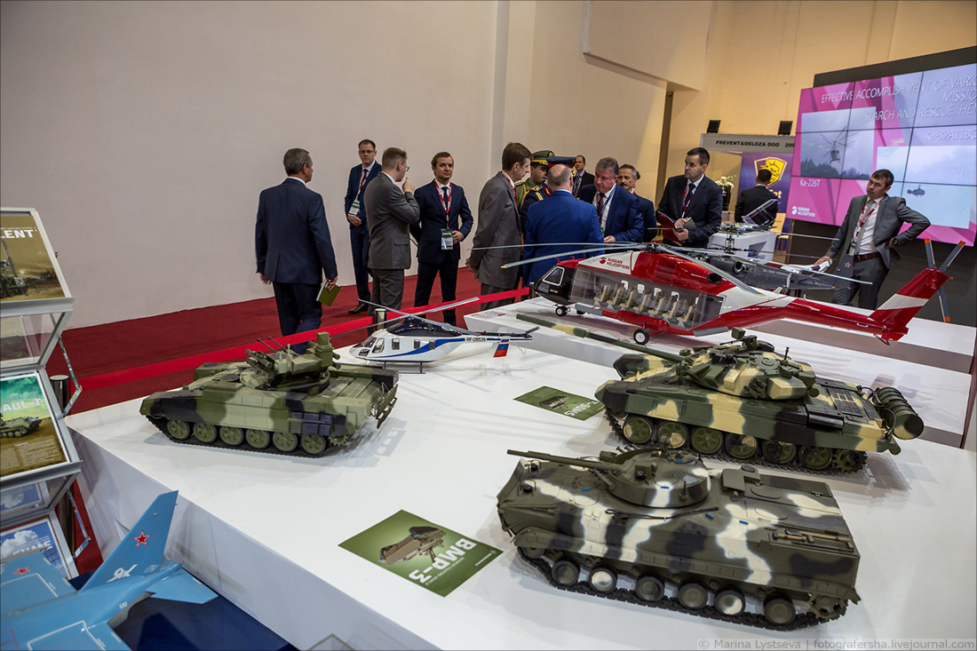 Có rất nhiều mô hình phương tiện thiết giáp và máy bay, trực thăng các loại được các tập đoàn mang tới trưng bày. Nguồn ảnh: BMDP.