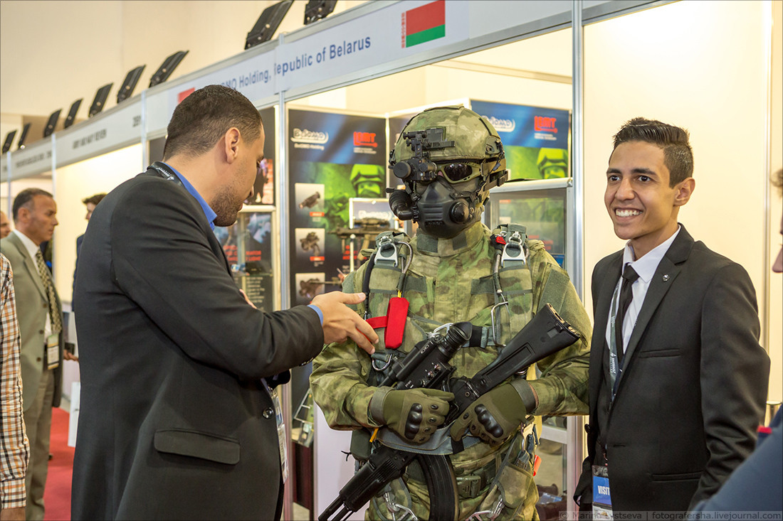 Belarus cũng có mặt tại cuộc triển lãm này với các thiết bị, trang bị cá nhân cho binh lính cực kỳ hiện đại trong đó bao gồm hệ thống mũ, mặt nạ và kính nhìn đêm kết hợp. Nguồn ảnh: BMDP.
