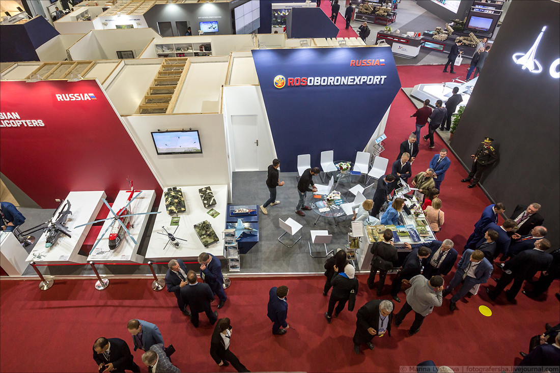 Gian hàng vũ khí của Russian Helicopter (bên trái) và Rosoboronexport được đặt bên cạnh nhau tại khu trung tâm của triển lãm. Nguồn ảnh: BMDP.