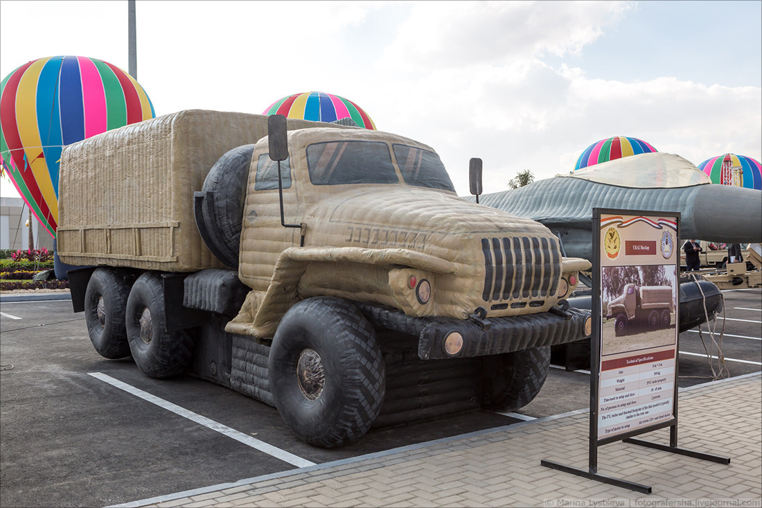 Mọi loại vũ khí hiện đại từ máy bay, thiết giáp, xe tải,... đều có thể được đặt hàng để có được đồ nghi binh giống thật nhất. Nguồn ảnh: BMDP.