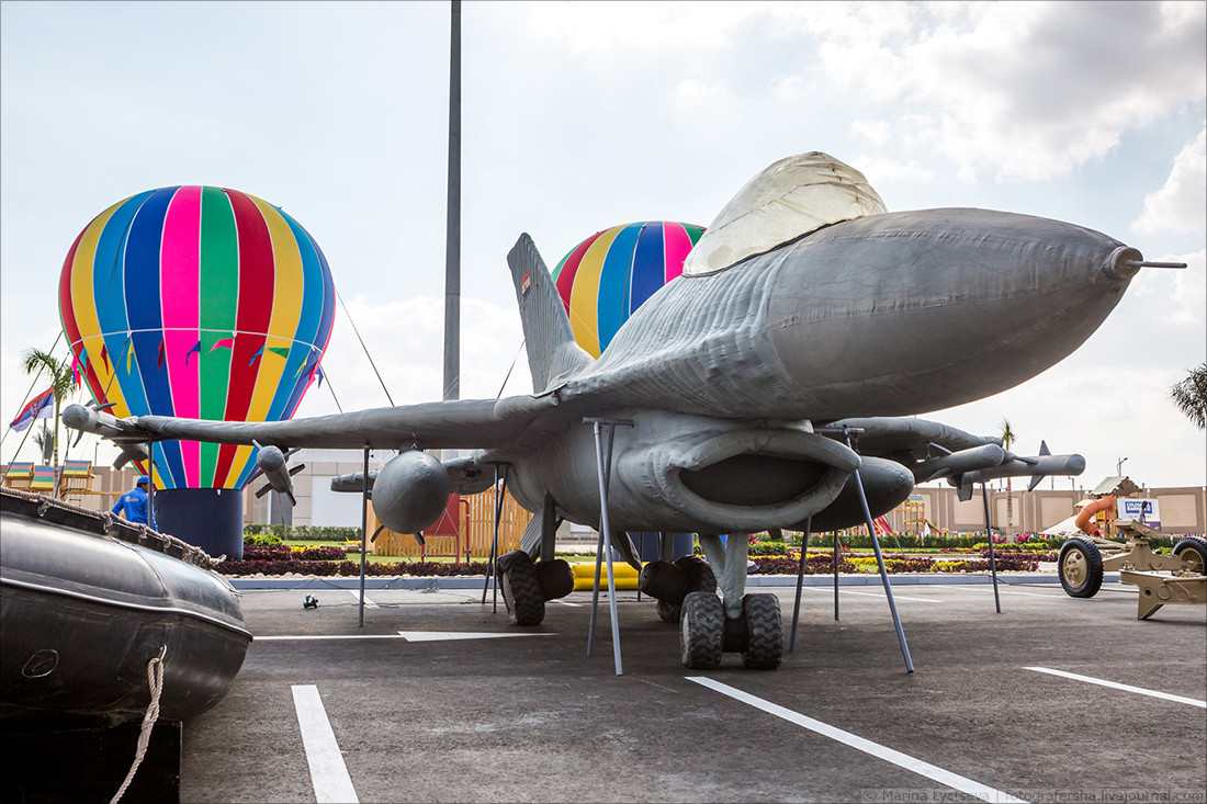Ngoài sân trưng bày, xuất hiện rất nhiều loại phương tiện nghi binh. Trong hình là máy bay F-16 phiên bản bơm hơi, rất hữu dụng trong việc đánh lừa hình ảnh vệ tinh và không ảnh do thám của đối phương. Nguồn ảnh: BMDP.