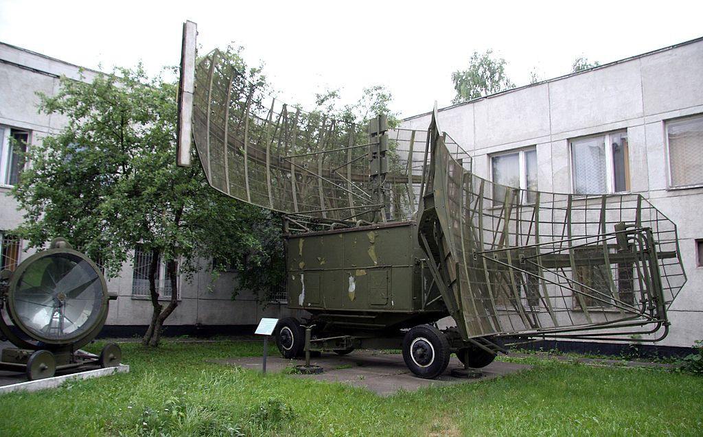 Tuy nhận được sự chỉ dẫn rất chi tiết từ mặt đất, tuy nhiên do thời tiết xấu và đội hình giãn cách quá xa, hai chiếc MiG-17F của ta vẫn bị... lạc nhau và mất liên lạc với nhau (vẫn duy trì được liên lạc với mặt đất). Khi phi công Nguyễn Văn Bảy (B) cắt bom đánh vào tàu tuần dương hạm USS Oklahoma City, hai chiếc MiG-17F của ta mới nối lại được liên lạc với nhau. Ảnh: Đài radar được Phân đội 403 sử dụng năm 1972 loại P-35. Nguồn ảnh: Wikipedia.