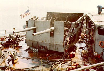 Dù chịu thiệt hại nặng do hai quả bom tạ từ hai chiếc MiG-17F, tuy nhiên Hải quân Mỹ có vẻ rất may mắn khi chỉ có bốn thuỷ thủ bị thương nặng nhưng không có ai bị thiệt mạng. Đội hình của Hải quân Mỹ buộc phải rút lui ngay lập tức vì sợ rằng sẽ có đợt tấn công tiếp theo của Không quân Nhân dân Việt Nam. Nguồn ảnh: USnavy.