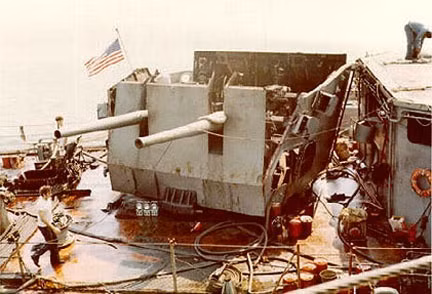 Dù chịu thiệt hại nặng do hai quả bom tạ từ hai chiếc MiG-17F, tuy nhiên Hải quân Mỹ có vẻ rất may mắn khi chỉ có bốn thuỷ thủ bị thương nặng nhưng không có ai bị thiệt mạng. Đội hình của Hải quân Mỹ buộc phải rút lui ngay lập tức vì sợ rằng sẽ có đợt tấn công tiếp theo của Không quân Nhân dân Việt Nam. Nguồn ảnh: USnavy.