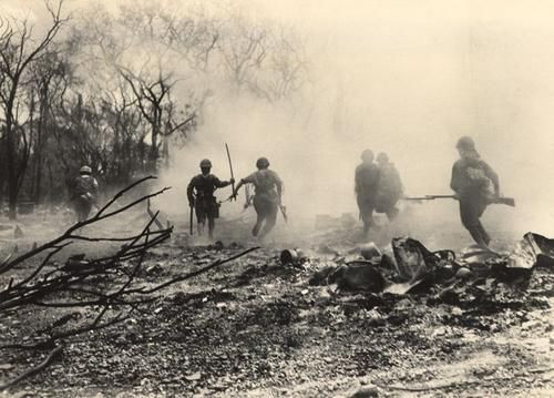 Tất nhiên kiểu tấn công này không thể giúp Nhật chiến thắng được khi phải đối đầu với súng máy, súng trường tự động và súng phun lửa của phía Mỹ. Nguồn ảnh: Awesomestories.